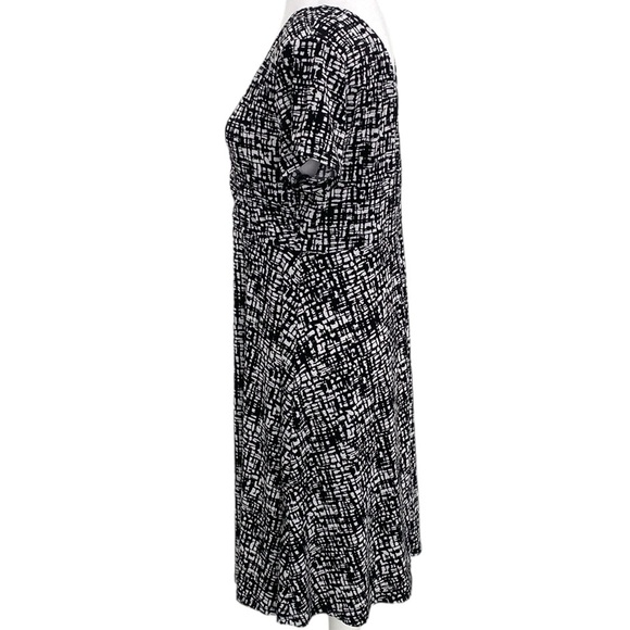 Kaileigh Black White Shortsleeved Wrinkle Free Dress - Picture 4 of 6